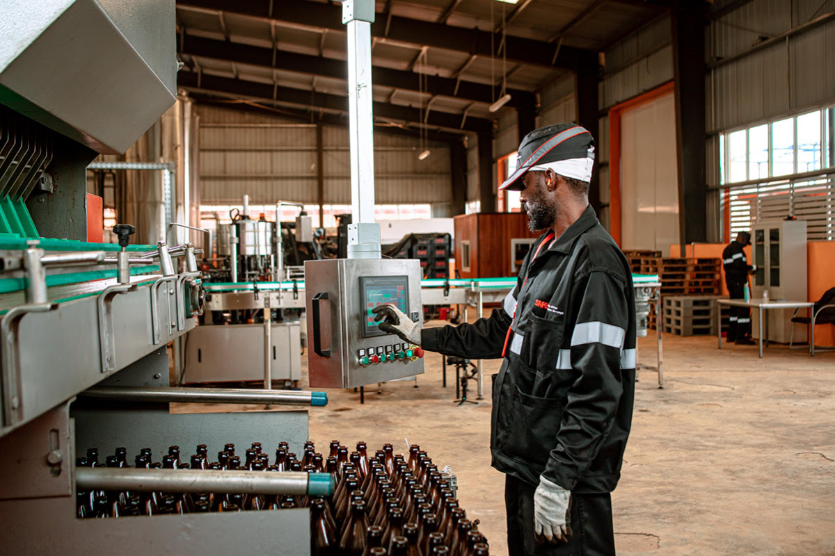 Ein Mann bei der Arbeit in der Swiss African Brewery