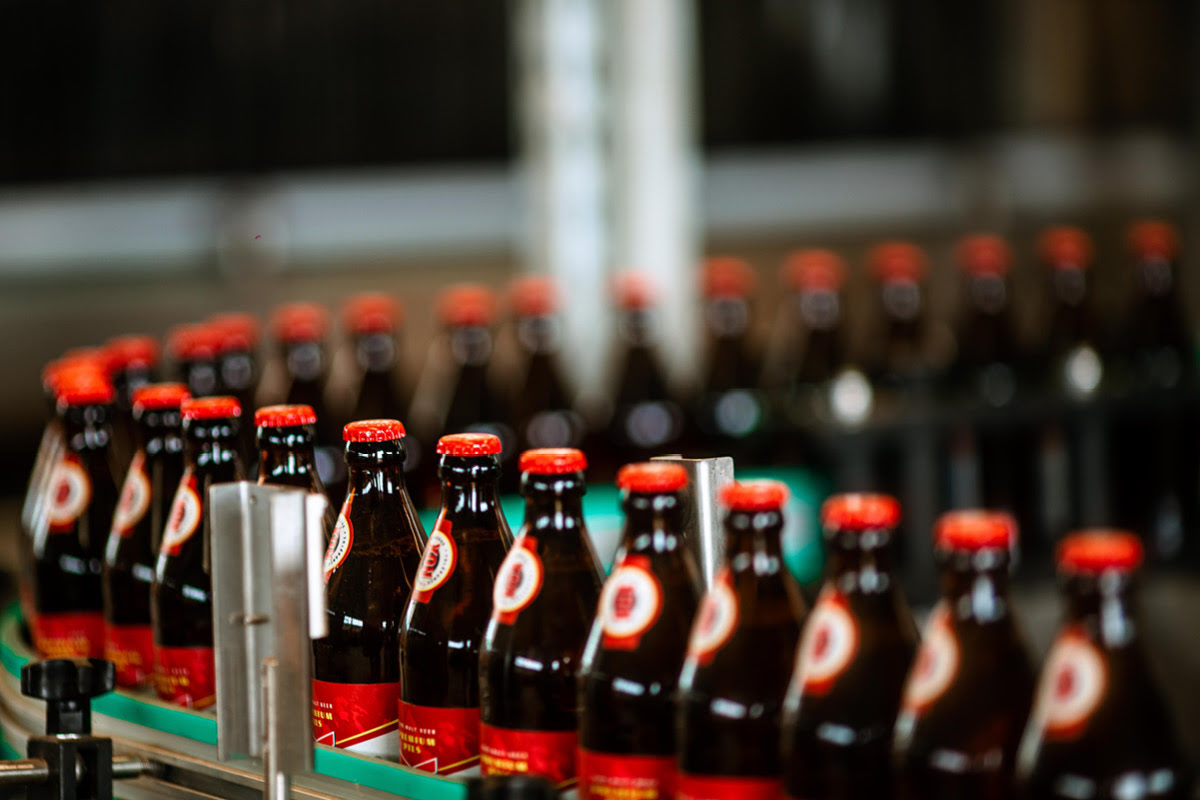 Flaschen f&uuml;r Premium Pils am F&ouml;rderband