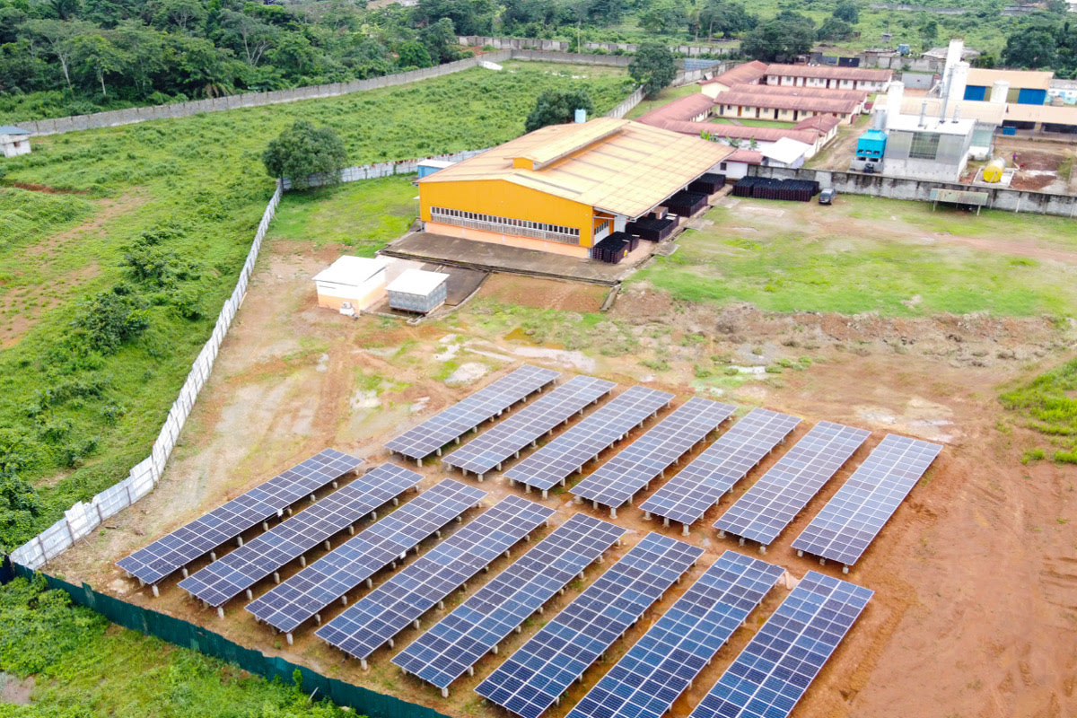 Solarpanele vor einem Geb&auml;ude der Swiss African Brewery